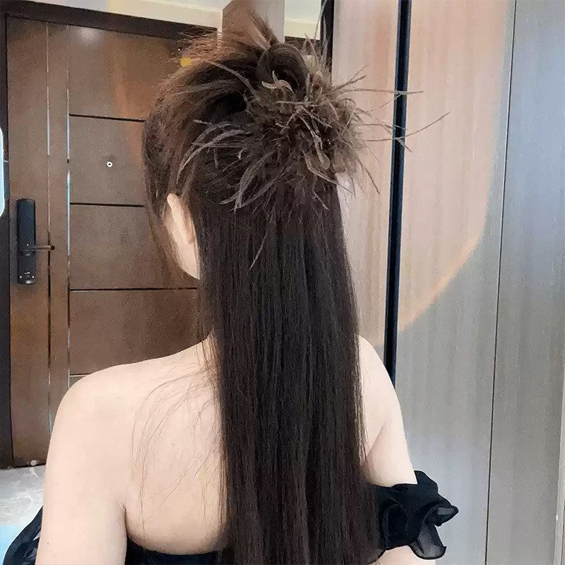 The 2024 new style of the elegant feather grabber for women's high-end look, the shark clip at the back of the head, and the high-end ostrich feather clip headwear detail image 3