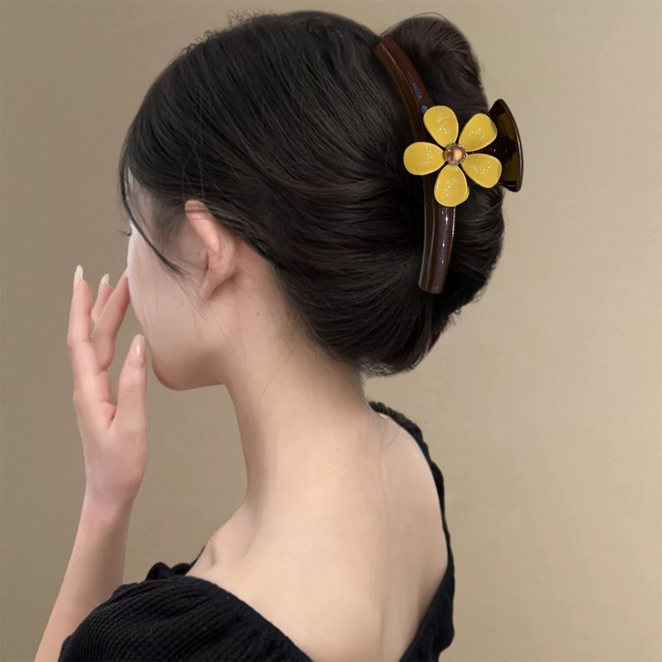 The little yellow flower in the story ~ Retro five-petal flower large Grabber, high-quality shark clip, hairpin 2026 Application Scenario