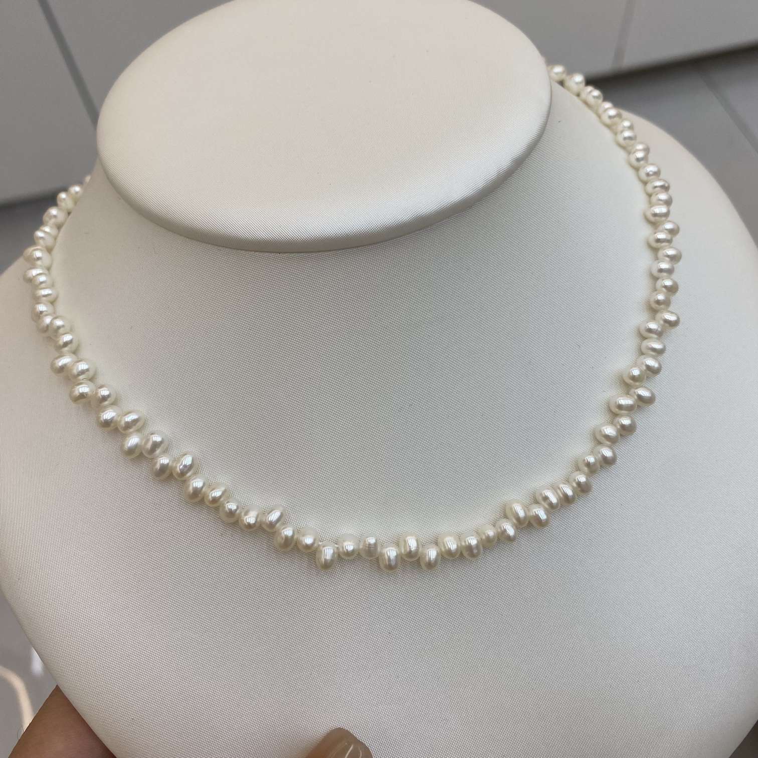 The S925 silver chain, a light luxury accessory for young girls, is the same style as the popular Sanqi hole rice bead petal heart-shaped necklace bracelet Item Picture