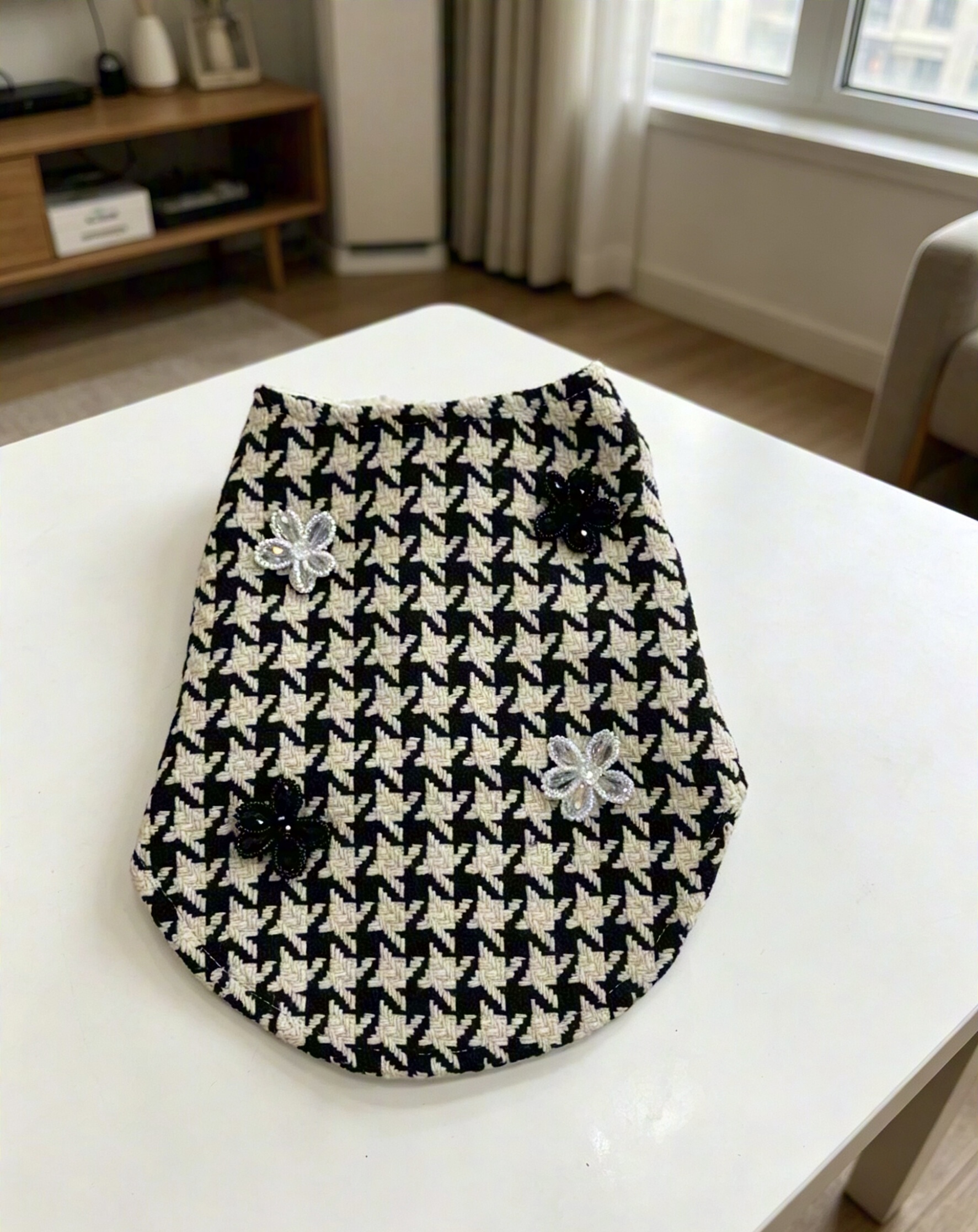 Classic black and white checkered pet coat, chanel-style thick vest, simple and elegant pet autumn and winter outfit vest details Picture