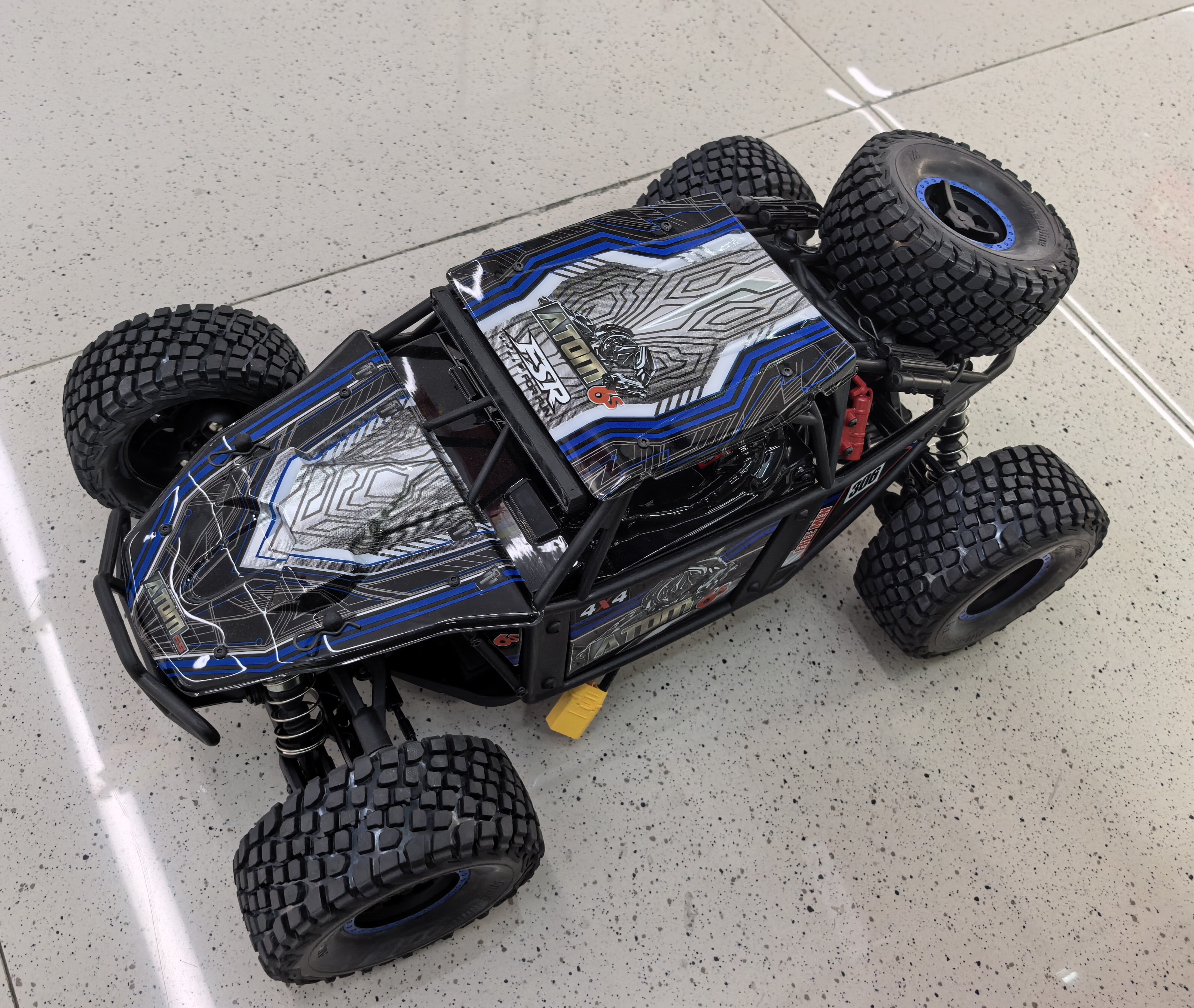 飞神沙漠卡6s ATOM阿童木越野大脚四驱成人RC高速遥控模型车竞速短卡 1：8详情5