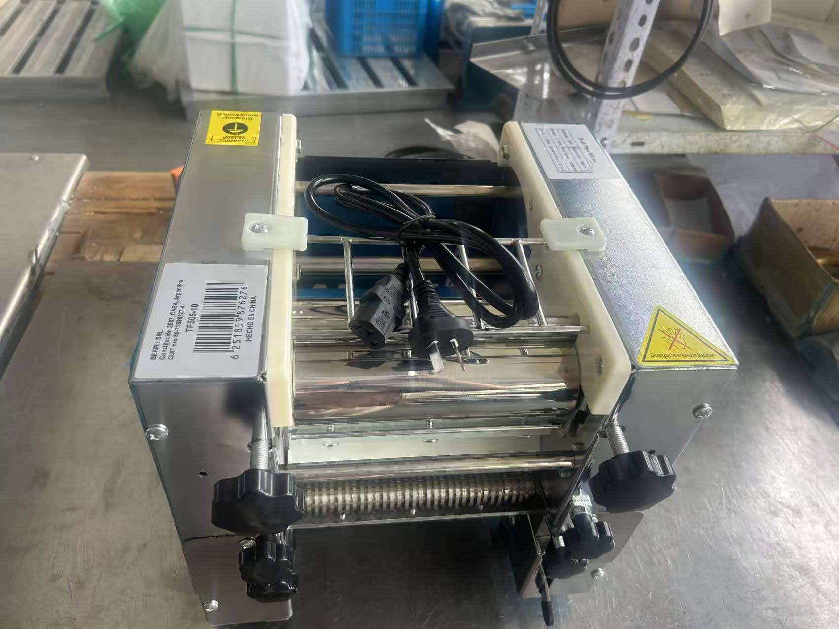 Multi-functional household stainless steel noodle press, noodle machine, noodle-making machine, dough-making equipment, essential for the kitchen