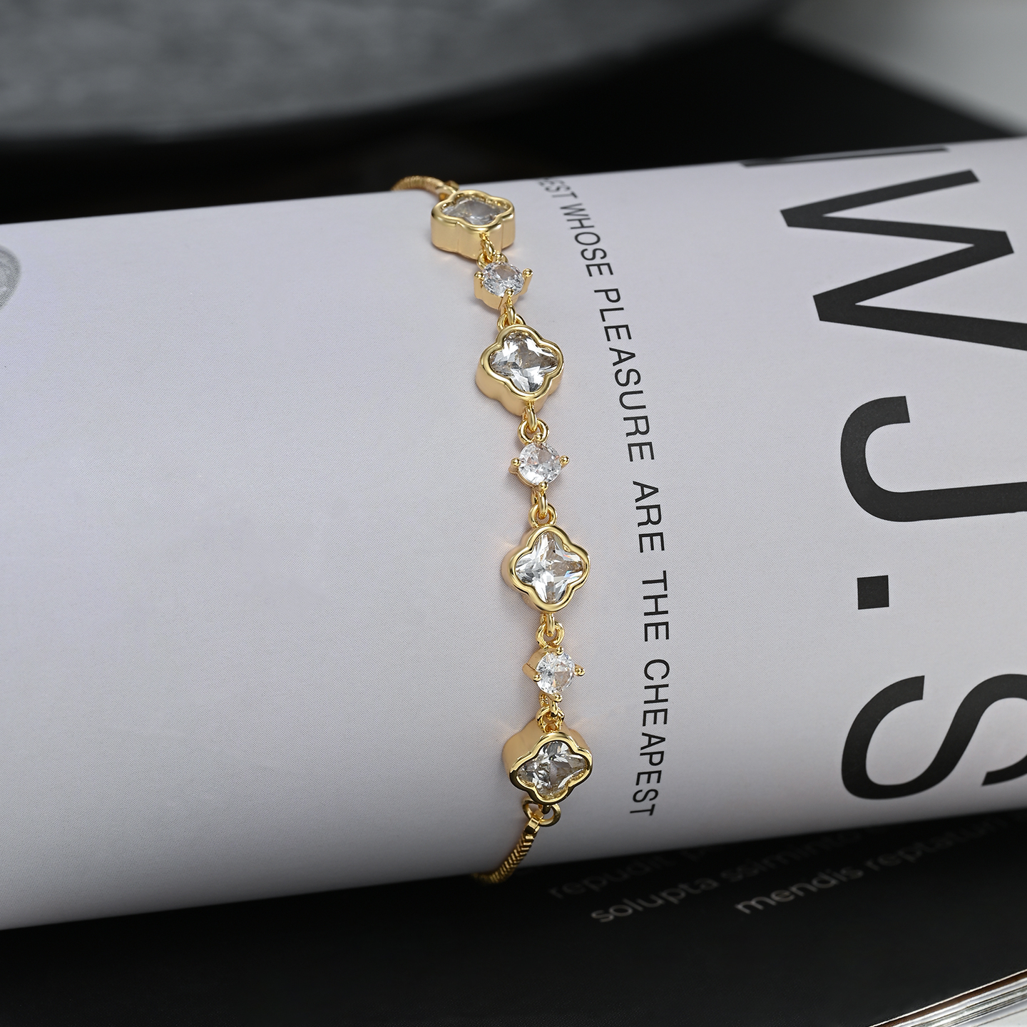 Luxurious, elegant and cute golden four-leaf clover design, fashionable and versatile bracelet Application Scenario