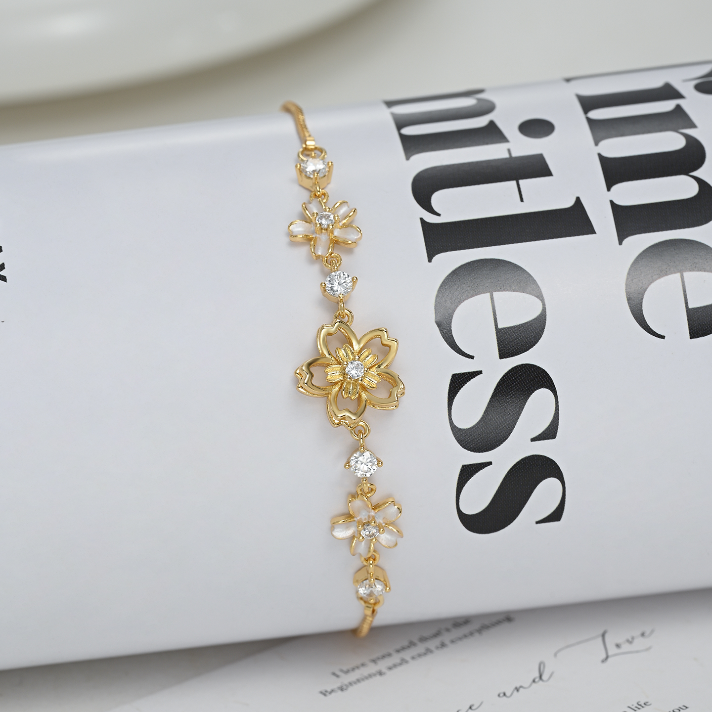 Wholesale of three-dimensional flower diamond snake bone bracelet, cherry blossom falling petal fine chain bracelet, fairy-like girl bracelet accessories Application Scenario