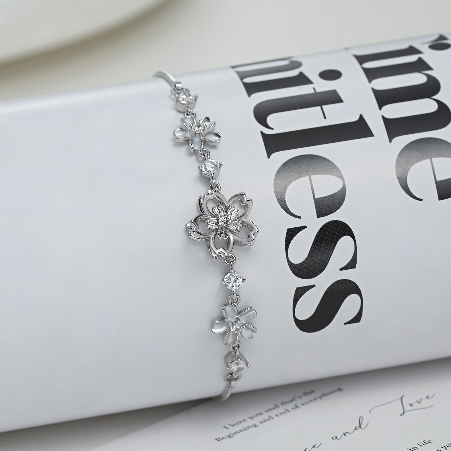 Wholesale of three-dimensional flower diamond snake bone bracelet, cherry blossom falling petal fine chain bracelet, fairy-like girl bracelet accessories Item Picture