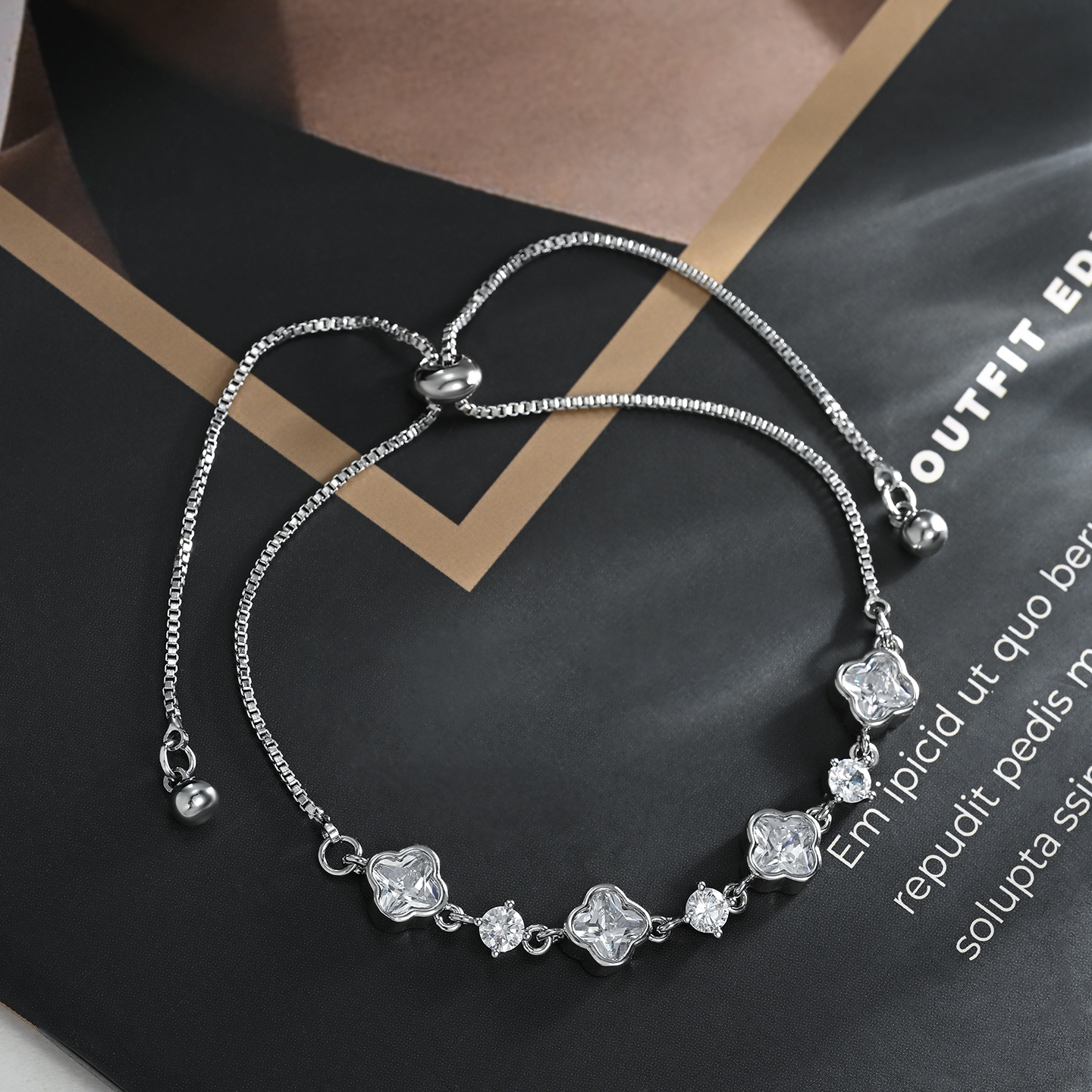 Luxurious, elegant and cute golden four-leaf clover design, fashionable and versatile bracelet details Picture