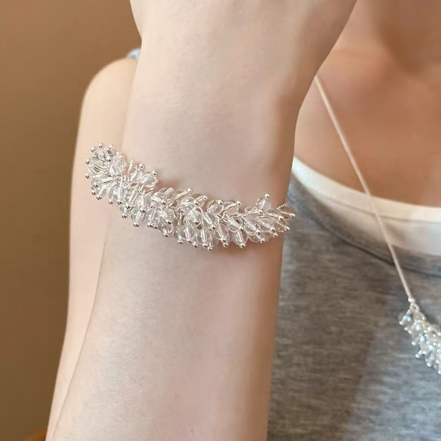 Exaggerated, novel and niche transparent beaded bracelet for women, pull-out cold and ethereal bracelet