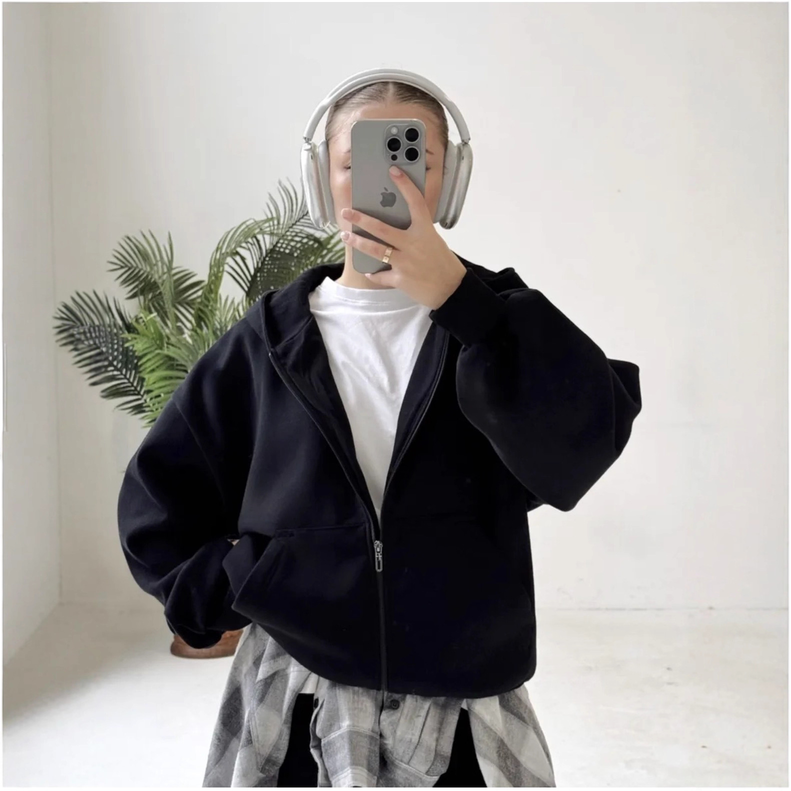 A Japanese loose and laid-back style kitty hooded sweatshirt for women, looking youthful and stylish, with a high-end feel for autumn and winter. It's an extremely good-looking coat