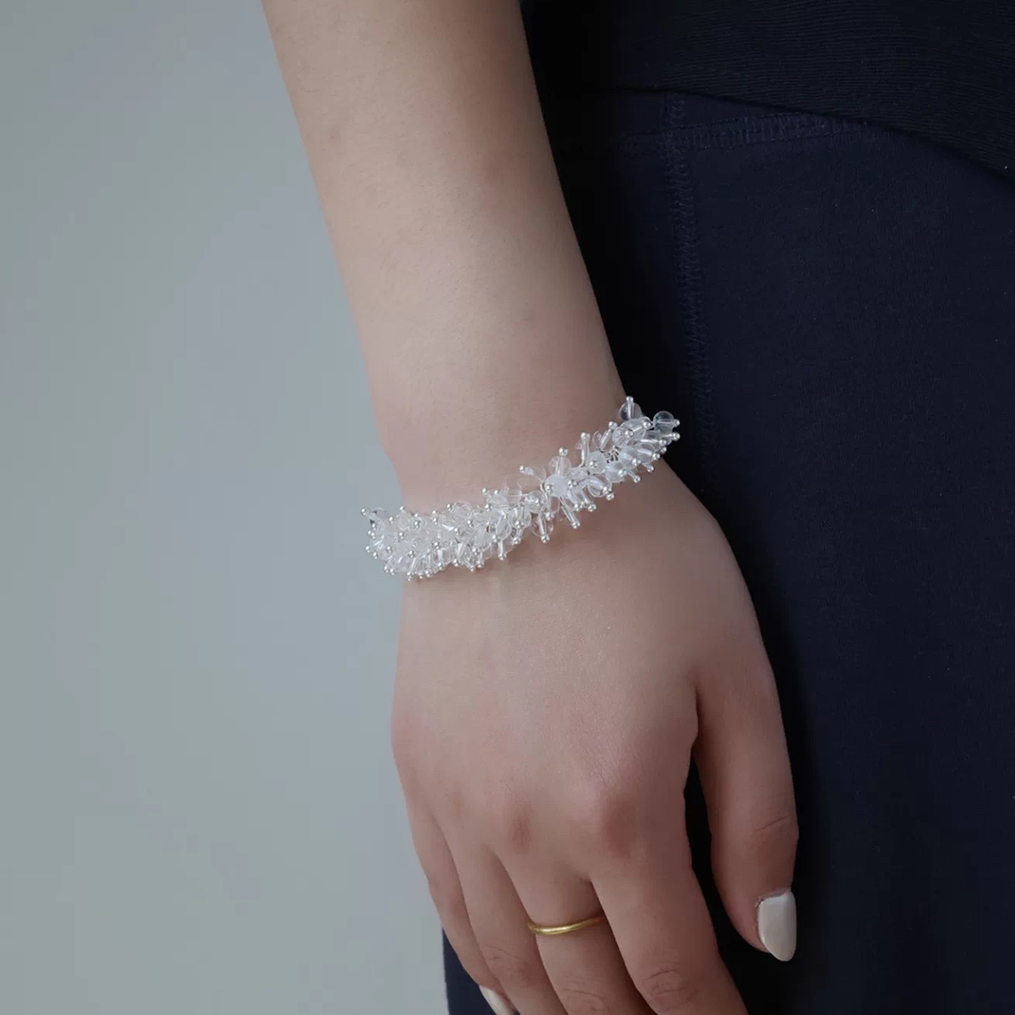 Exaggerated, novel and niche transparent beaded bracelet for women, pull-out cold and ethereal bracelet Application Scenario