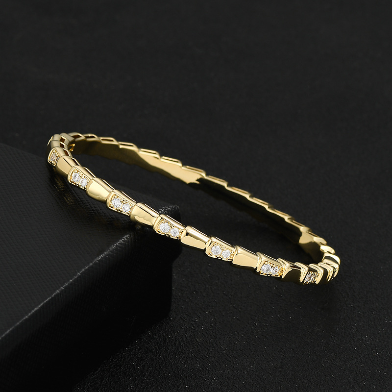 This is a popular and simple new style bracelet for women, featuring a golden geometric serpentine interval diamond. It is a light luxury and versatile gold bracelet for commuting and heavy industry details Picture