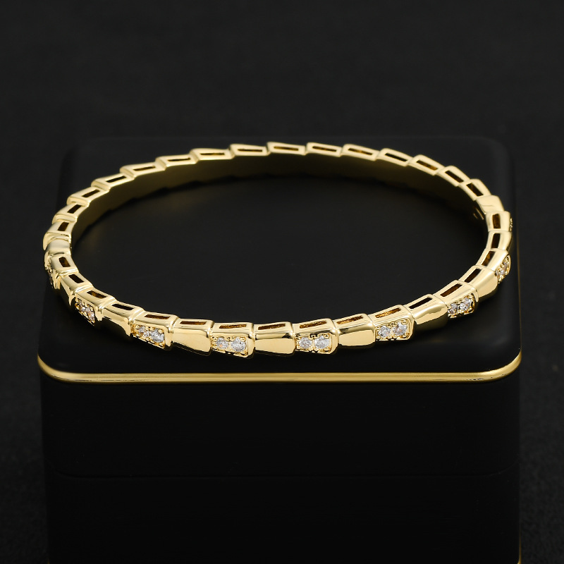 This is a popular and simple new style bracelet for women, featuring a golden geometric serpentine interval diamond. It is a light luxury and versatile gold bracelet for commuting and heavy industry Application Scenario