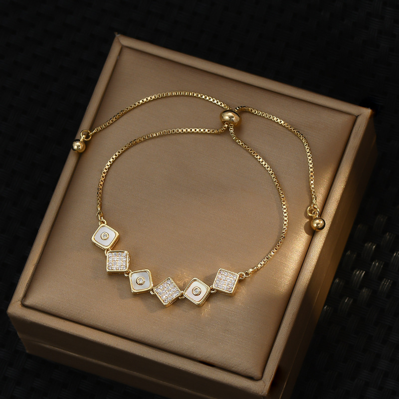 Madre llena de diamantes cuadrados pulsera extraíble mujer oro cuadrado marca de luz de lujo commuter versátil pulsera Application Scenario