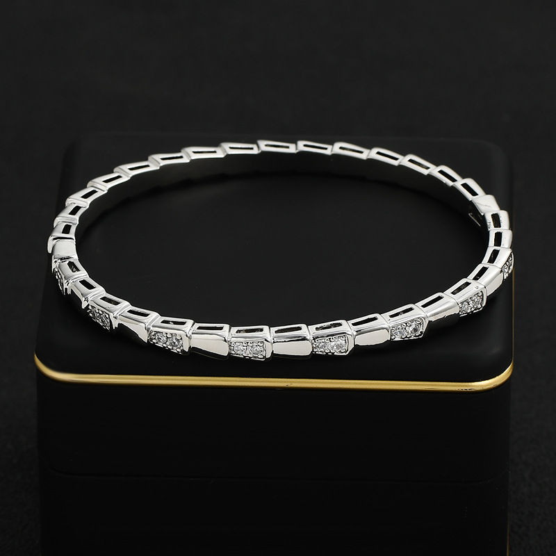 This is a popular and simple new style bracelet for women, featuring a golden geometric serpentine interval diamond. It is a light luxury and versatile gold bracelet for commuting and heavy industry Item Picture