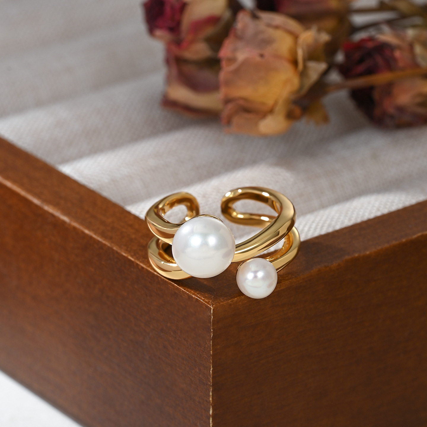 A golden double-layer large and small double pearl open ring for women, a French retro light luxury ring