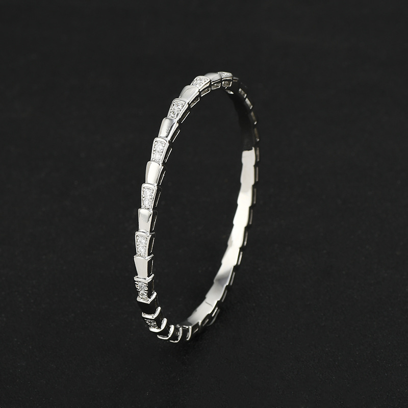 This is a popular and simple new style bracelet for women, featuring a golden geometric serpentine interval diamond. It is a light luxury and versatile gold bracelet for commuting and heavy industry Specification image