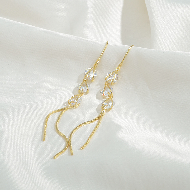The golden three-diamond long tassel ear hook is a dynamic and elegant stud that accentuates the face shape Specification image