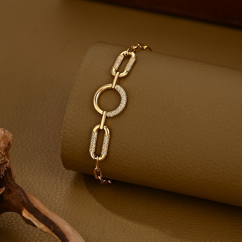 Silver ring buckle diamond-encrusted thick chain bracelet, sweet and cool feminine style, adjustable niche bracelet Application Scenario