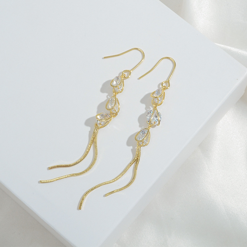 The golden three-diamond long tassel ear hook is a dynamic and elegant stud that accentuates the face shape details Picture