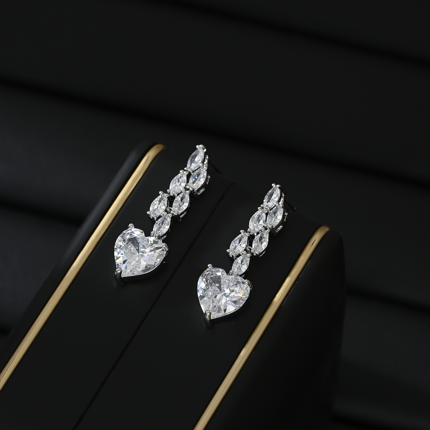 Silver horseeye diamond and heart-shaped pendant earrings for women, long style to shape the face, light luxury earrings for banquets Specification image