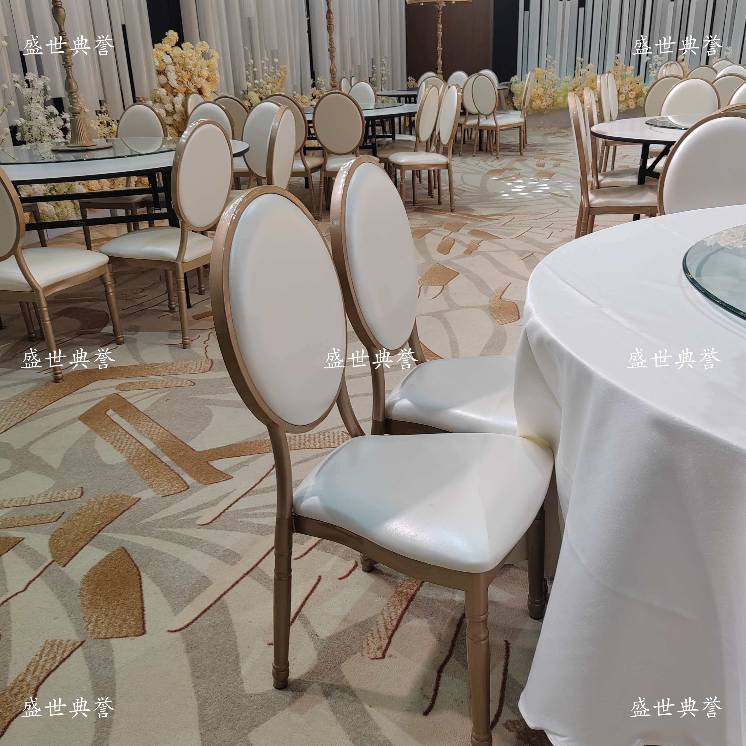 Huzhou banquete tema central mesa y silla de comedor de boda hotel internacional banquete de boda silla de sol comercio exterior boda redonda silla trasera