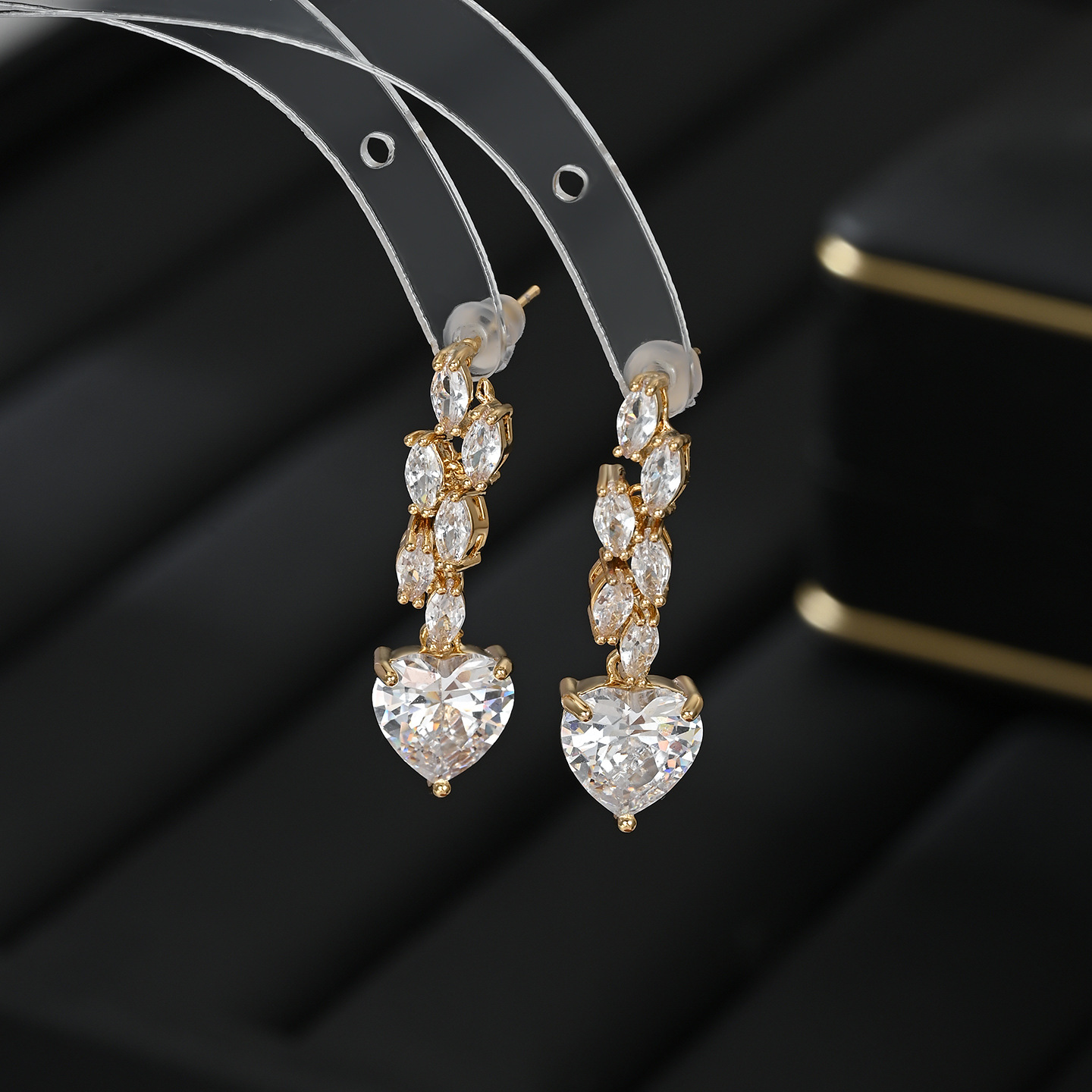 Silver horseeye diamond and heart-shaped pendant earrings for women, long style to shape the face, light luxury earrings for banquets Application Scenario
