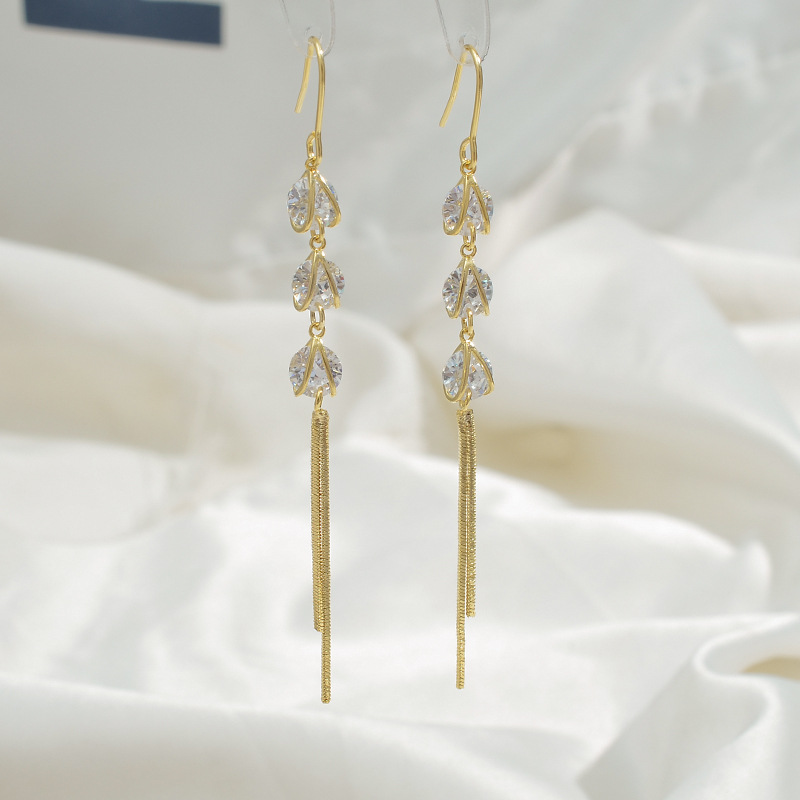 The golden three-diamond long tassel ear hook is a dynamic and elegant stud that accentuates the face shape Application Scenario