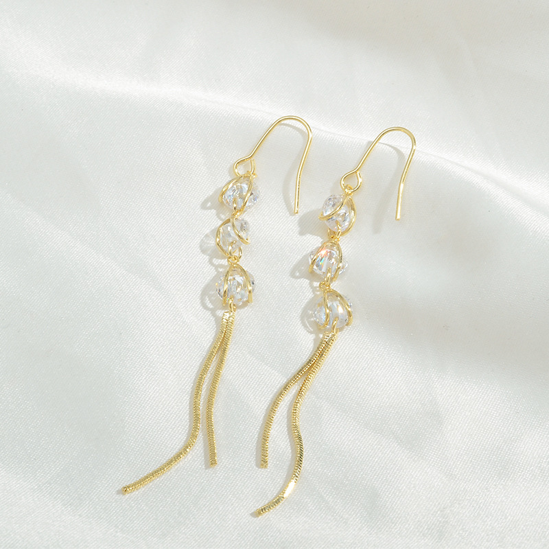 The golden three-diamond long tassel ear hook is a dynamic and elegant stud that accentuates the face shape Item Picture