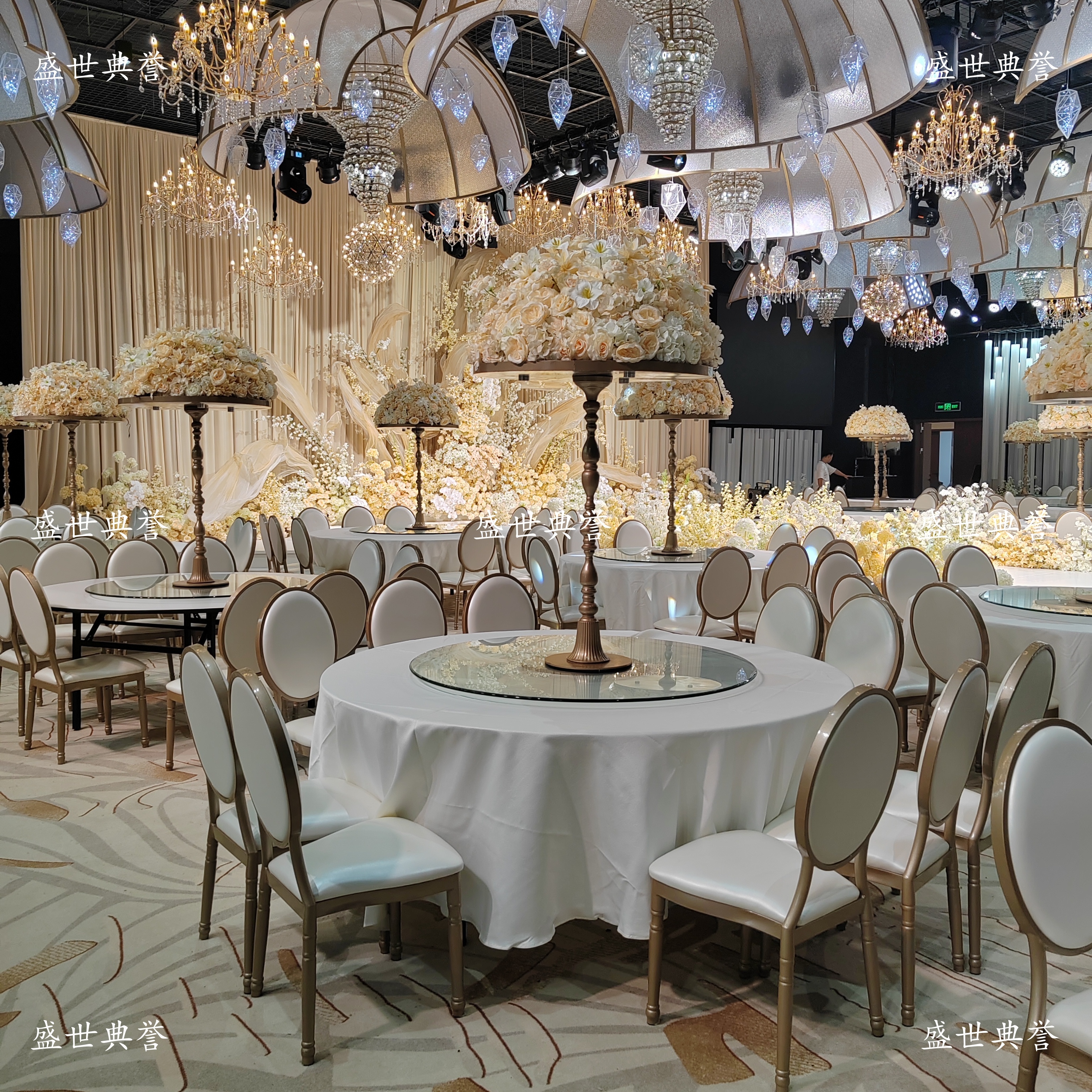 Taizhou hotel de cinco estrellas banquete mesa y silla restaurante banquete de boda plegable silla trasera redonda de comercio exterior boda tema silla de sol