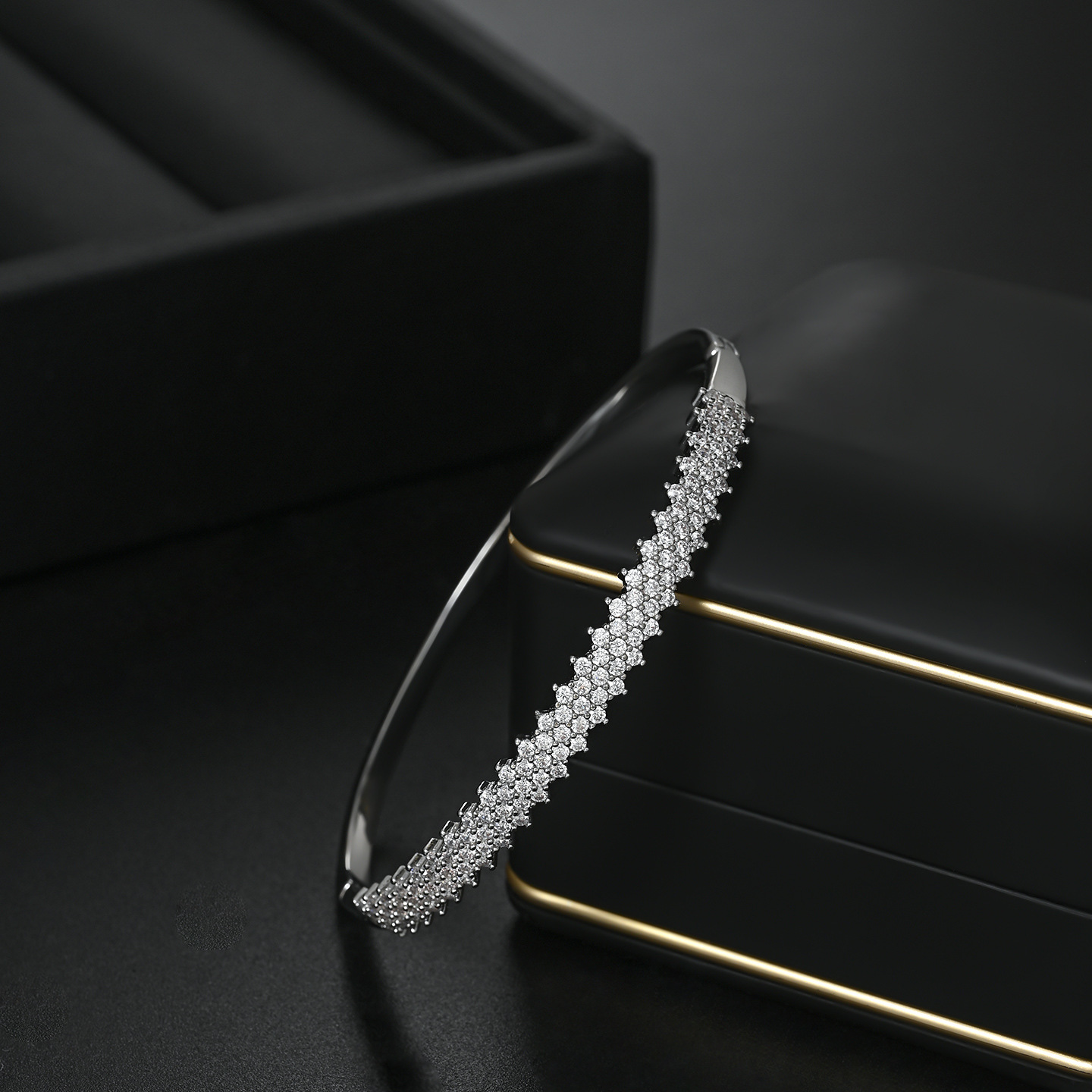 Oro multifila densamente incrustado con hebilla pulsera mujeres luz de lujo de bajo perfil slim pulsera versátil details Picture