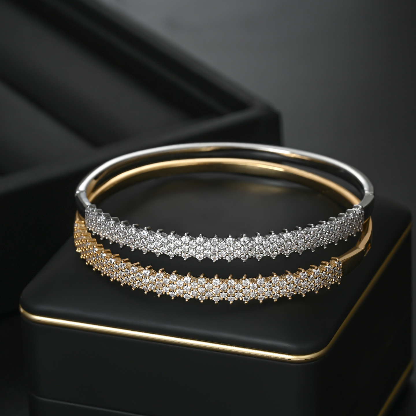 Oro multifila densamente incrustado con hebilla pulsera mujeres luz de lujo de bajo perfil slim pulsera versátil Specification image