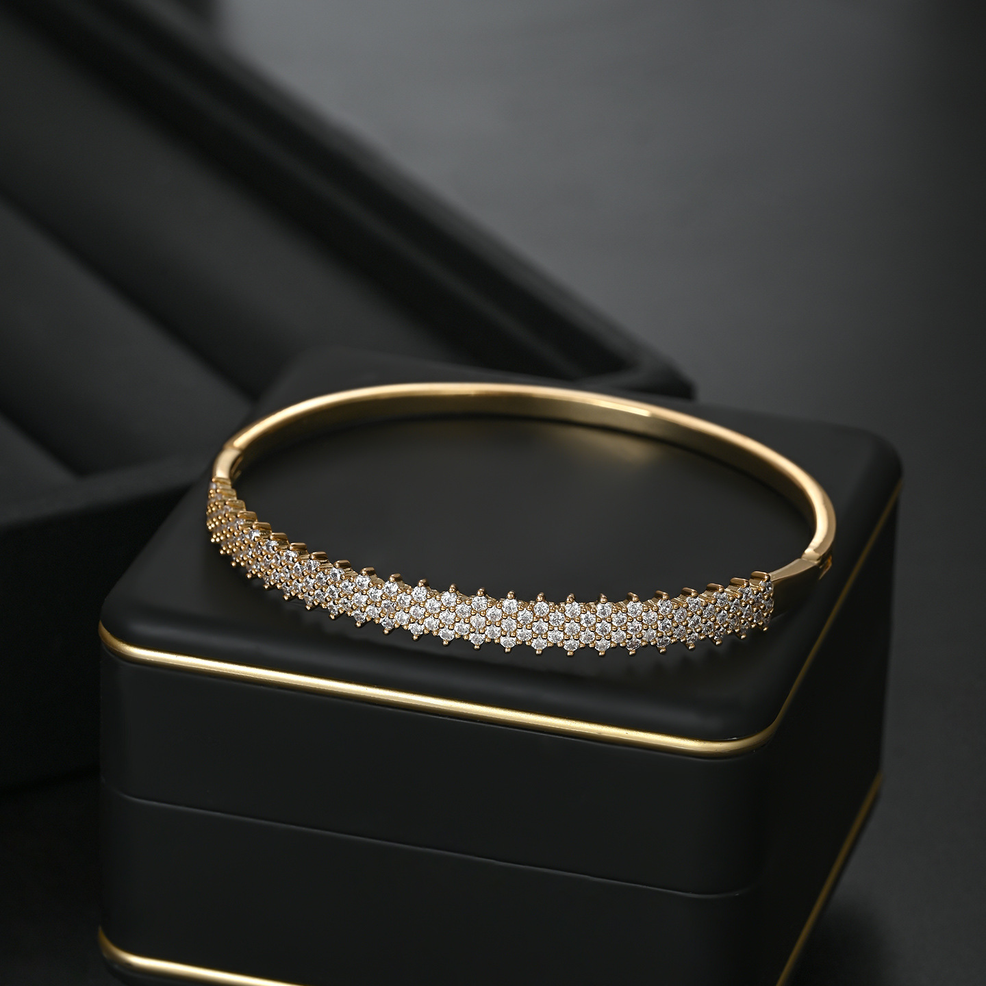 Oro multifila densamente incrustado con hebilla pulsera mujeres luz de lujo de bajo perfil slim pulsera versátil Application Scenario
