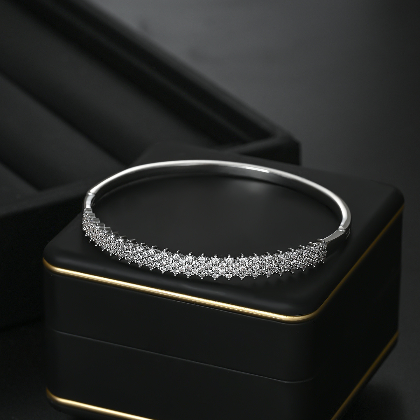 Oro multifila densamente incrustado con hebilla pulsera mujeres luz de lujo de bajo perfil slim pulsera versátil