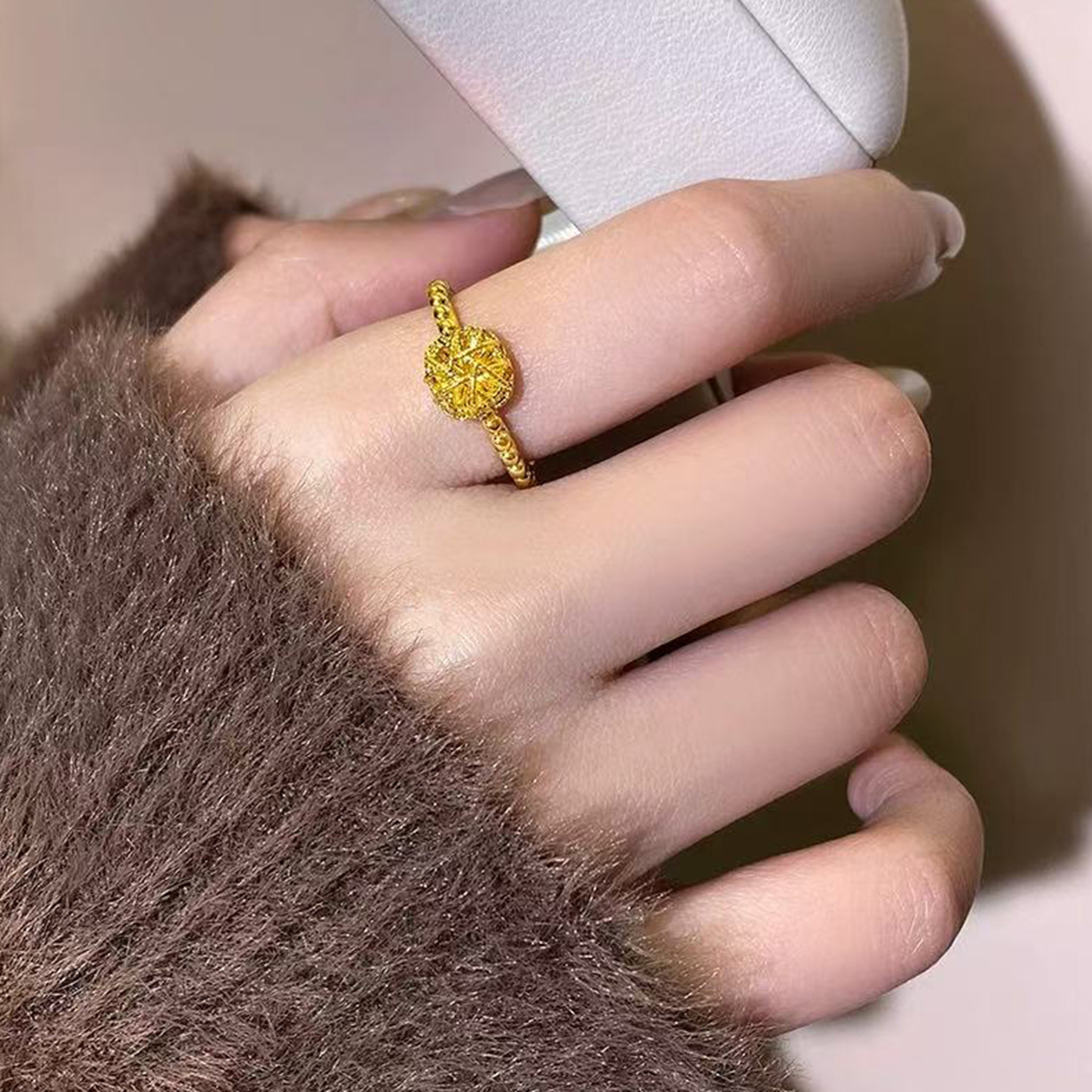 A unique, simple, luxurious and individualistic golden circular ball design ring Application Scenario