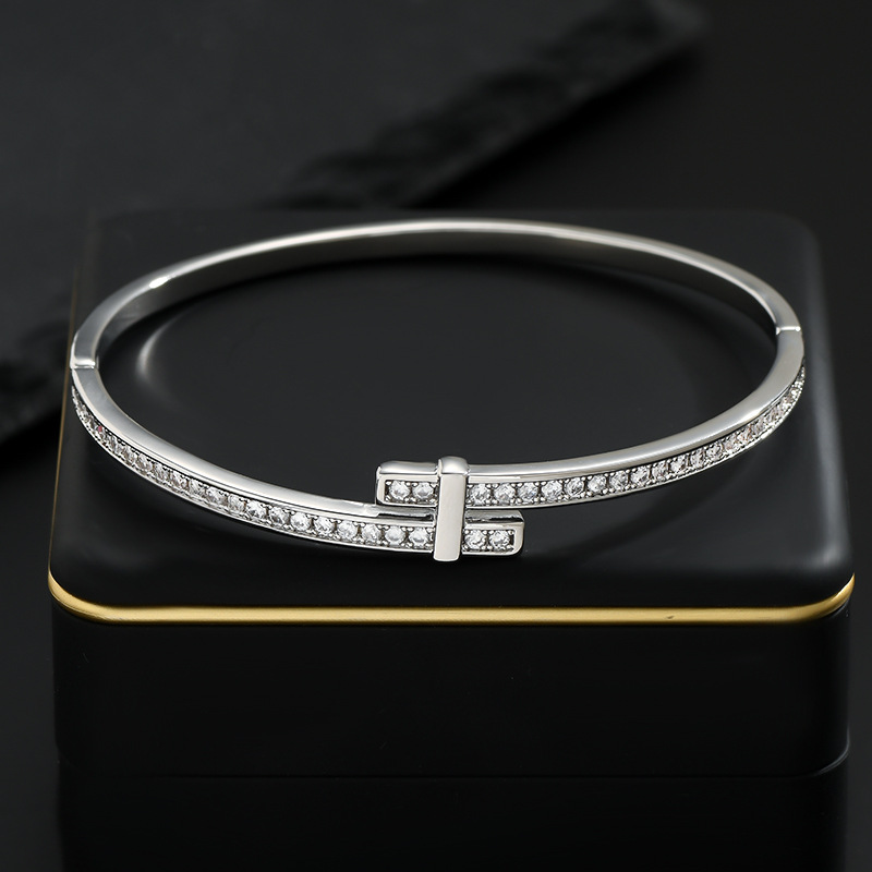 Gold fine circle clasp bracelet for women, simple and elegant opening and closing bracelet, commuter style jewelry supply Item Picture