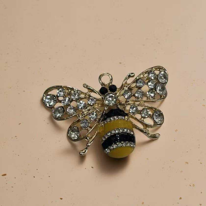 Dingxi jewelry accessories, clothing pins, 4.6CM alloy oil-dripping bee accessories, pearl and rhinestone in two colors, wholesale from Yiwu