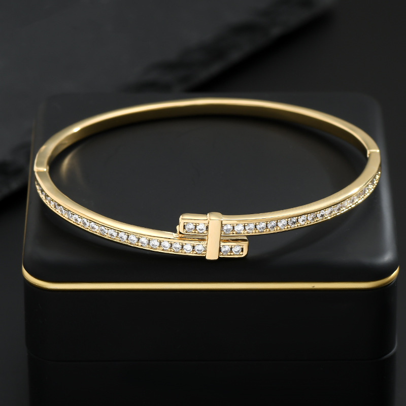 Gold fine circle clasp bracelet for women, simple and elegant opening and closing bracelet, commuter style jewelry supply Application Scenario