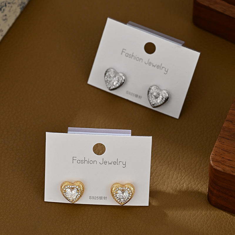 Personalidad moda simple nicho no traje estilo amor pendientes S925 aguja de plata diseño todos los días versátil