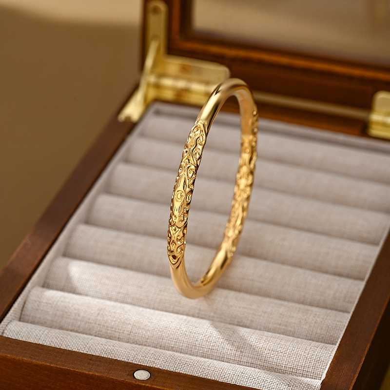 Nuevo estilo chino xiangyun tallado brazalete de oro para mujeres vintage relieves estilo nacional joyas de mano enviar un regalo Specification image