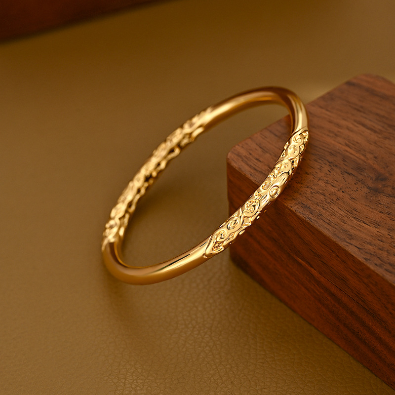 Nuevo estilo chino xiangyun tallado brazalete de oro para mujeres vintage relieves estilo nacional joyas de mano enviar un regalo Application Scenario