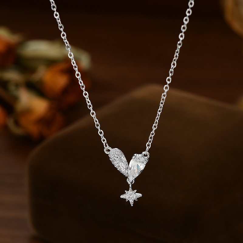 وهناك نجمة ذهبية، قلادة من النساء، قلادة من سلسلة من الترقوة Specification image