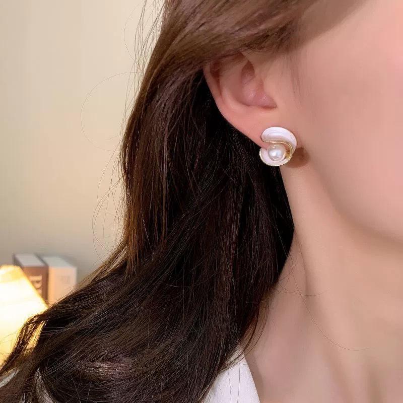 مسامير مزخرفة بالأذن المقوَّزة بالذهب والفضة Item Picture