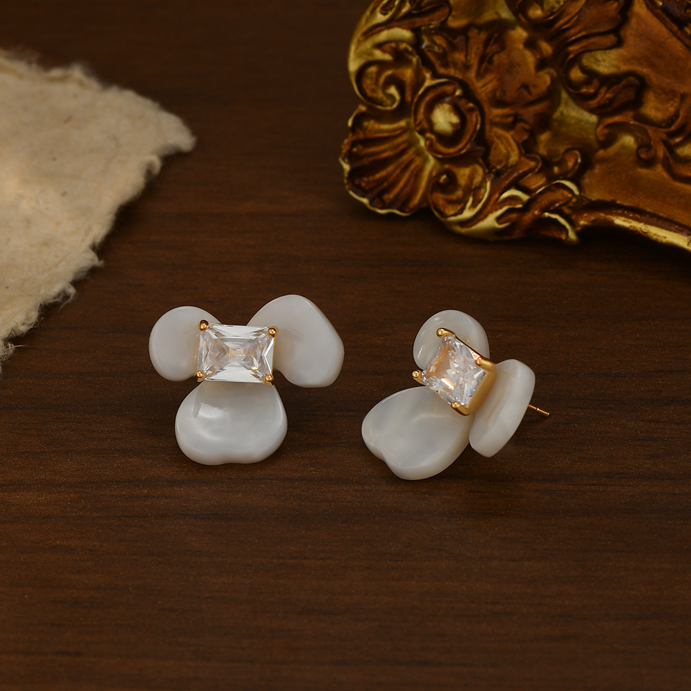 Milky white petal square shiny stone stud earrings, gentle and three-dimensional flower earrings for women's commuting Item Picture