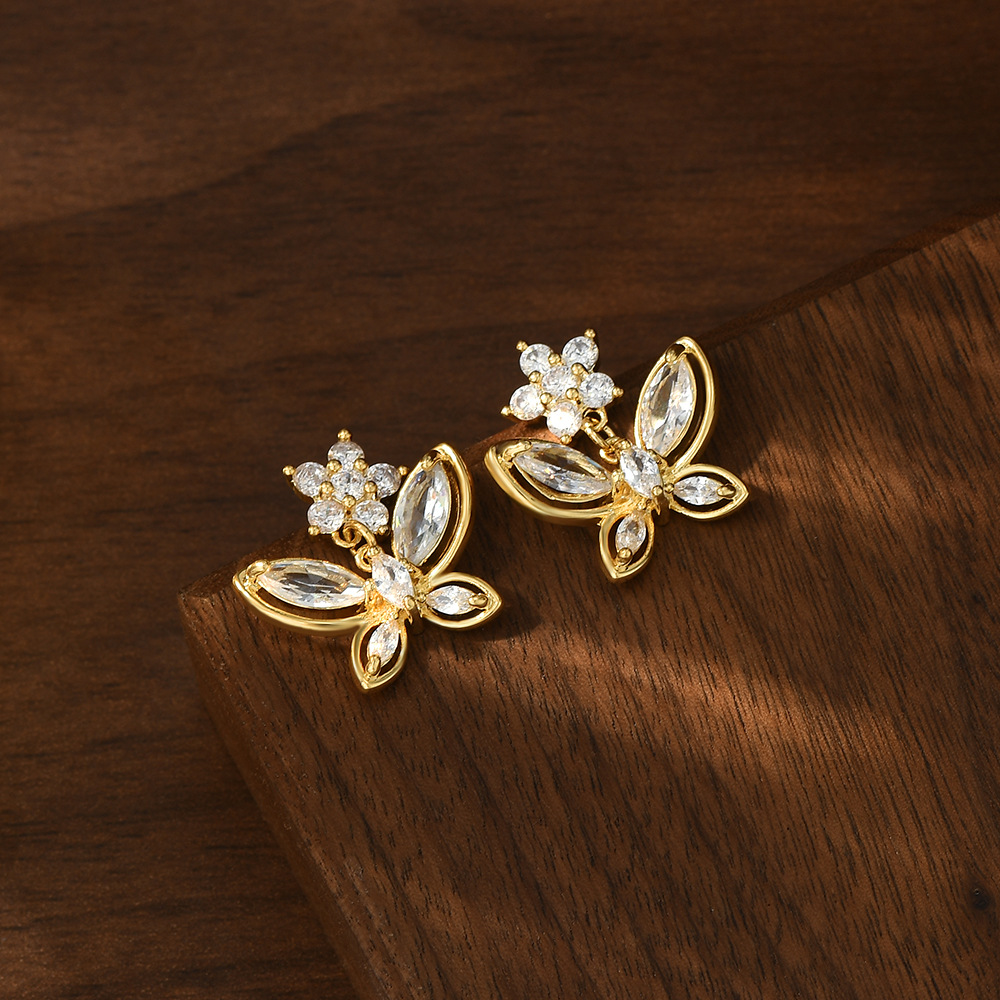 Mariposa dorada con diamantes moda piercing orejeras accesorios mujer tendencia simple y versátil orejeras