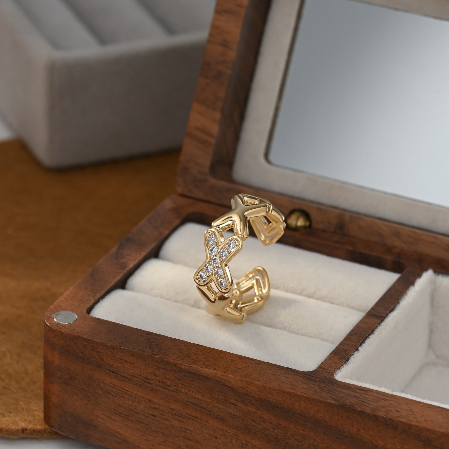 A cute, fashionable and versatile golden diamond-encrusted X-shaped hollowed-out ring details Picture