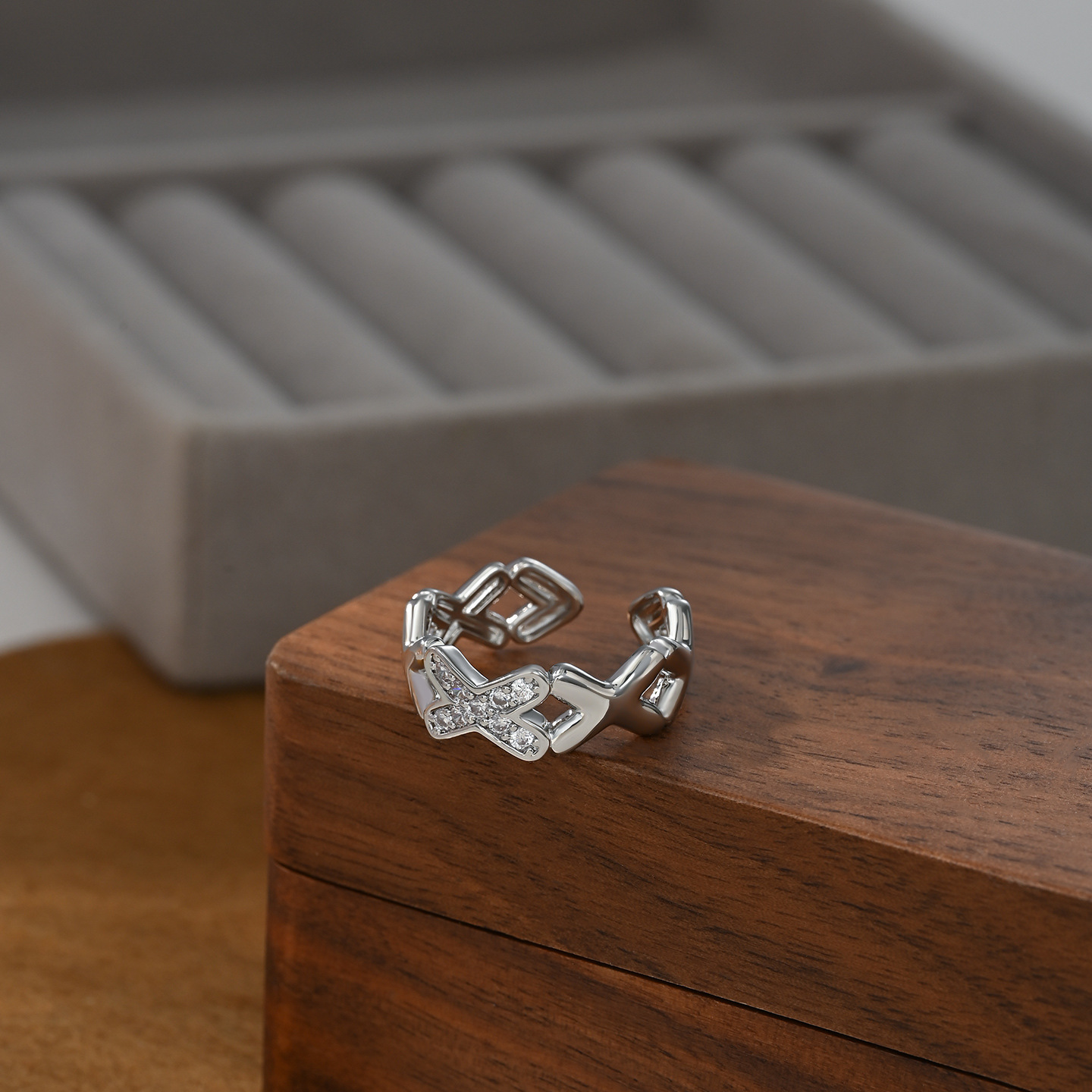 A cute, fashionable and versatile golden diamond-encrusted X-shaped hollowed-out ring Item Picture