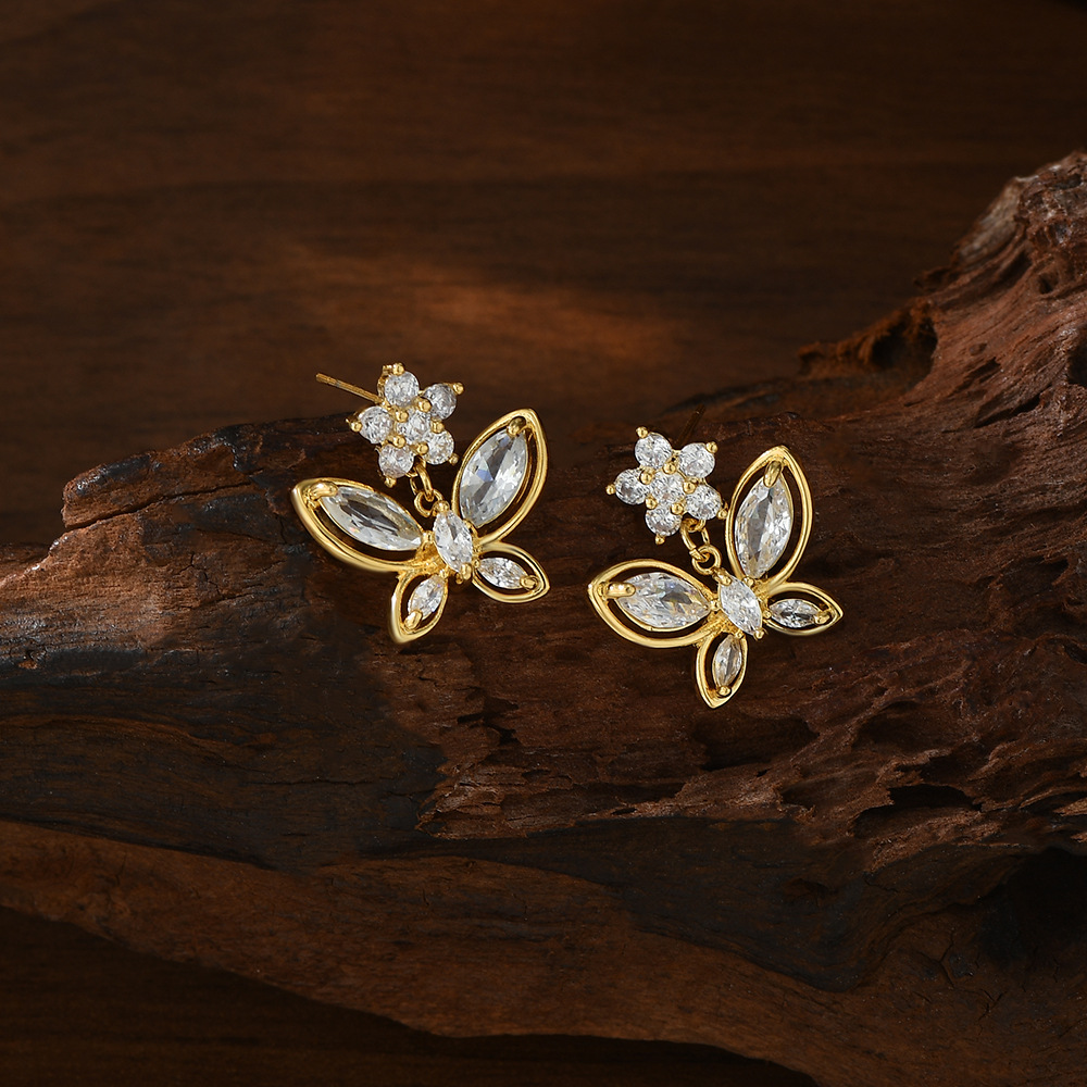 اما الفراشة الذهبية فتُستعمل في الازياء الحسية Specification image