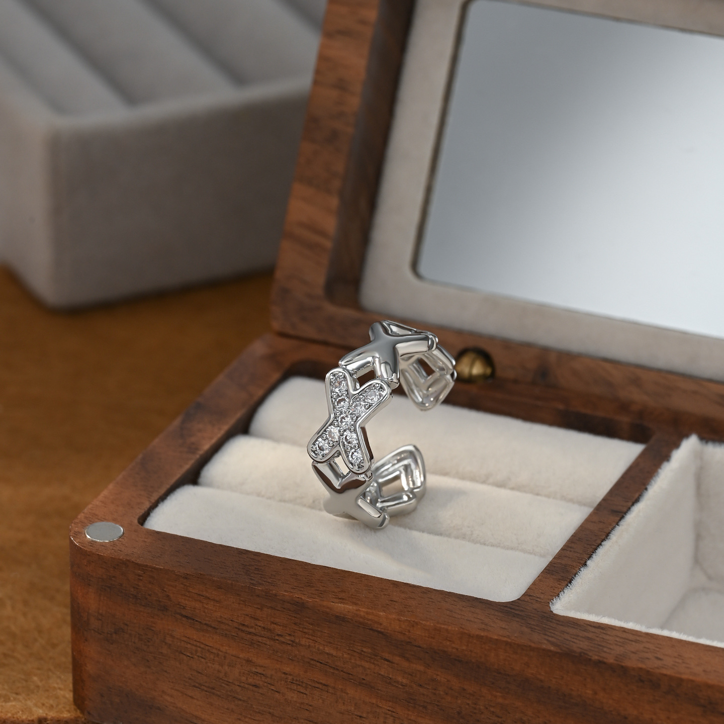 A cute, fashionable and versatile golden diamond-encrusted X-shaped hollowed-out ring Specification image