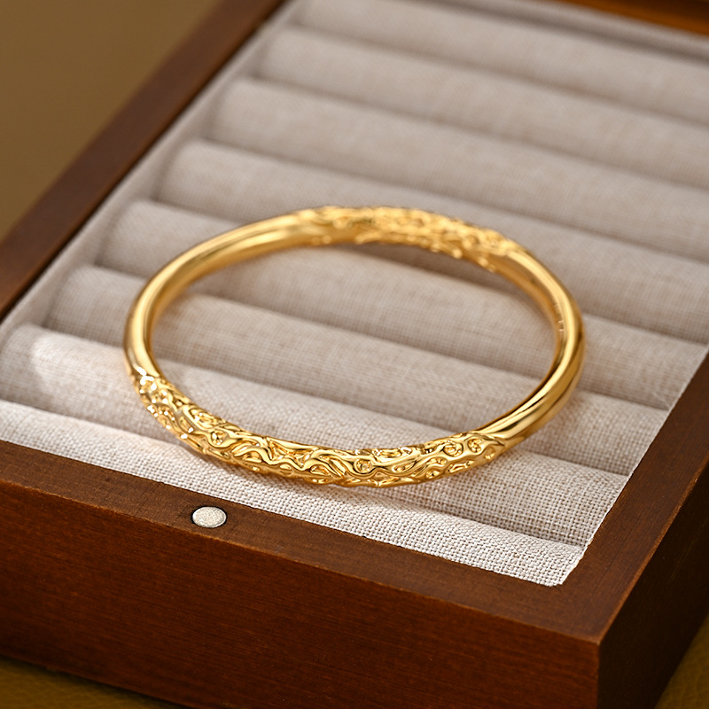 Nuevo estilo chino xiangyun tallado brazalete de oro para mujeres vintage relieves estilo nacional joyas de mano enviar un regalo