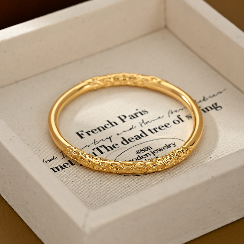 Nuevo estilo chino xiangyun tallado brazalete de oro para mujeres vintage relieves estilo nacional joyas de mano enviar un regalo details Picture