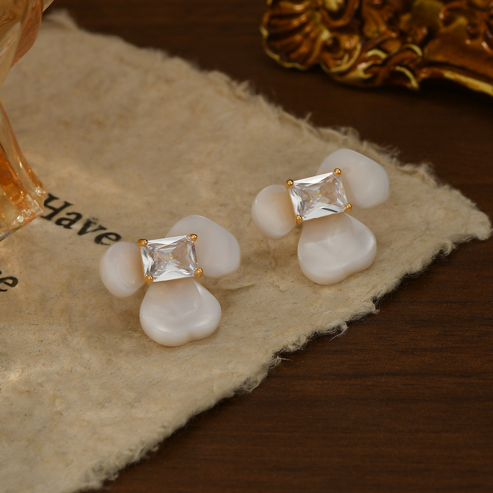 Leche blanco pétalos cuadrados piedras brillantes pendientes mujer suave tridimensional flores auriculares commuter wear up